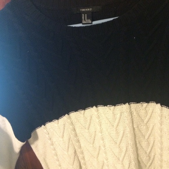 Black and white sweater - Picture 3 of 3