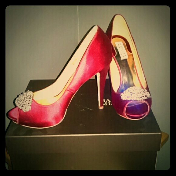 Badgley Mischka Shoes - Beautiful pair of Badgley Mischka heels