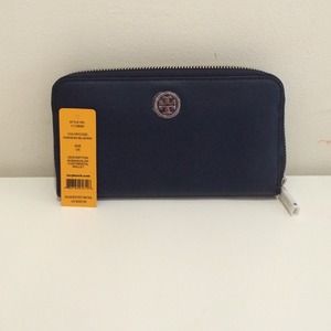 SOLD🌸Tory Burch Robinson Zip Continental Wallet