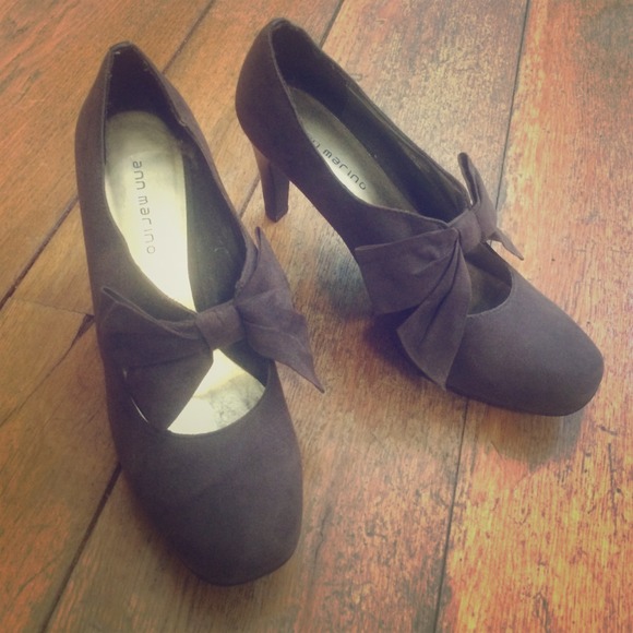 SOLD Brownheels with cute bow detailing!