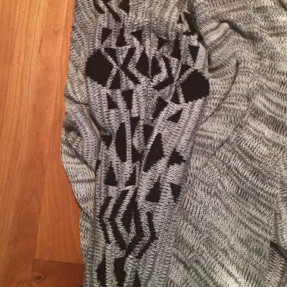Gray quarter sleeve sweater - Picture 3 of 3