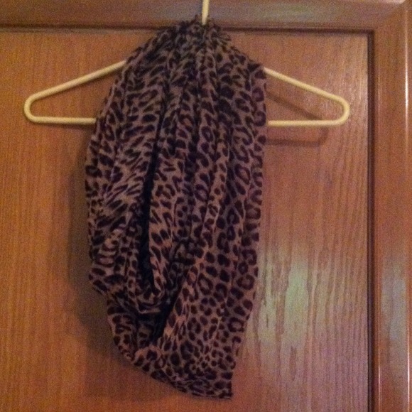 Leopard infinity scarf