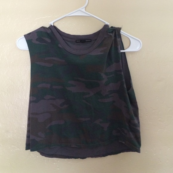 urban outfitters cropped camo top