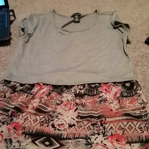 Cute shirt. Never worn - Picture 1 of 3