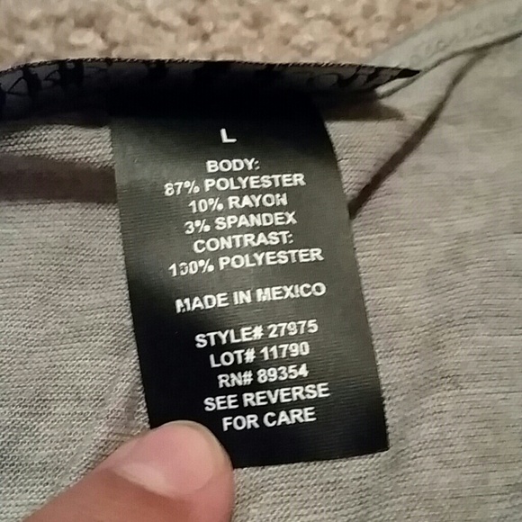 Cute shirt. Never worn - Picture 2 of 3