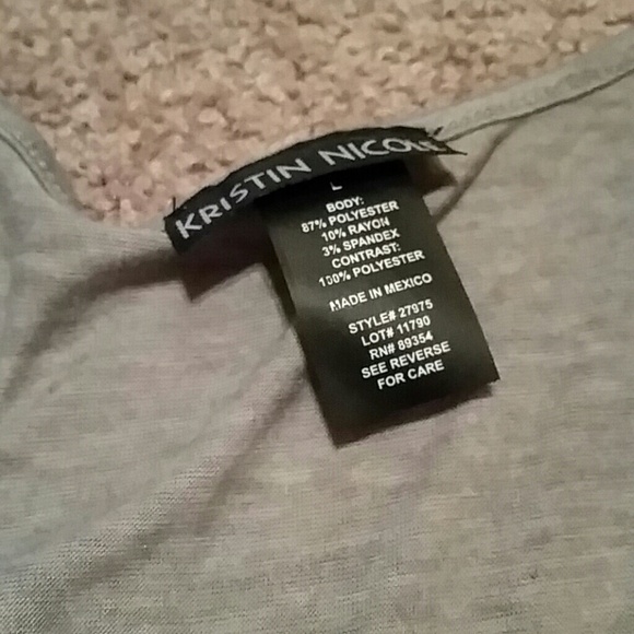 Cute shirt. Never worn - Picture 3 of 3