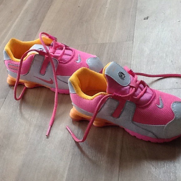 Size 9c nike shocks