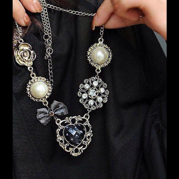 Jewelry - BNWT Pretty Heart w/Charm Necklace