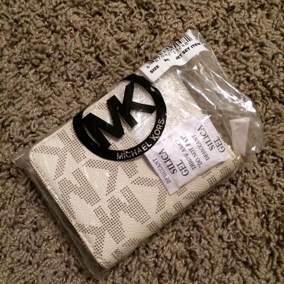 SOLD ON TF NWT vanilla MK wallet 😍💕 - Picture 3 of 3