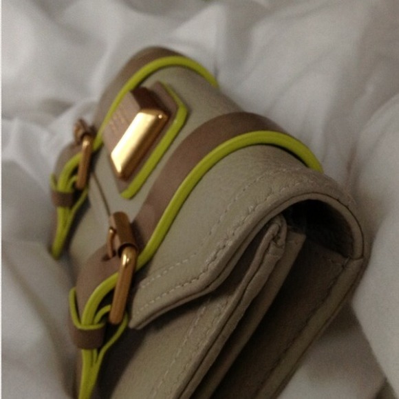 LOOKING FOR - Picture 3 of 3