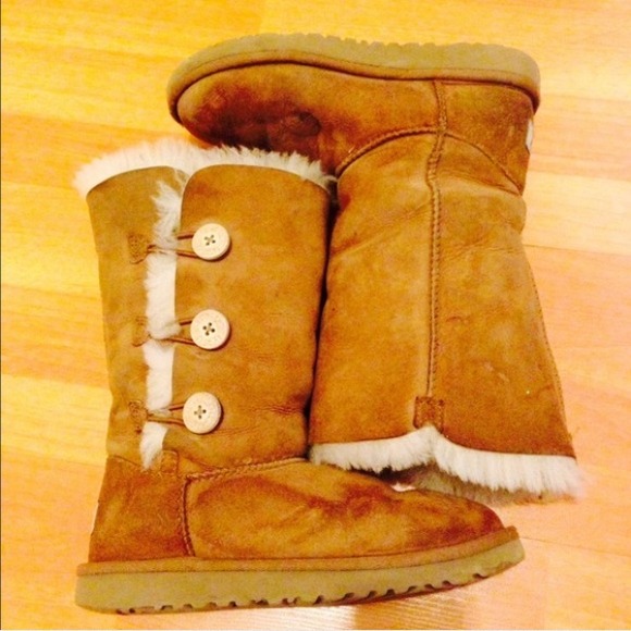 tan bailey button uggs (authentic)