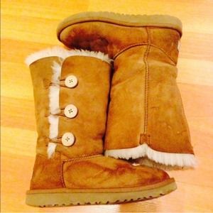 tan bailey button uggs (authentic)