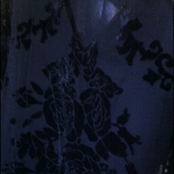 Black dress w/ Velvet flower pattern - Picture 2 of 3