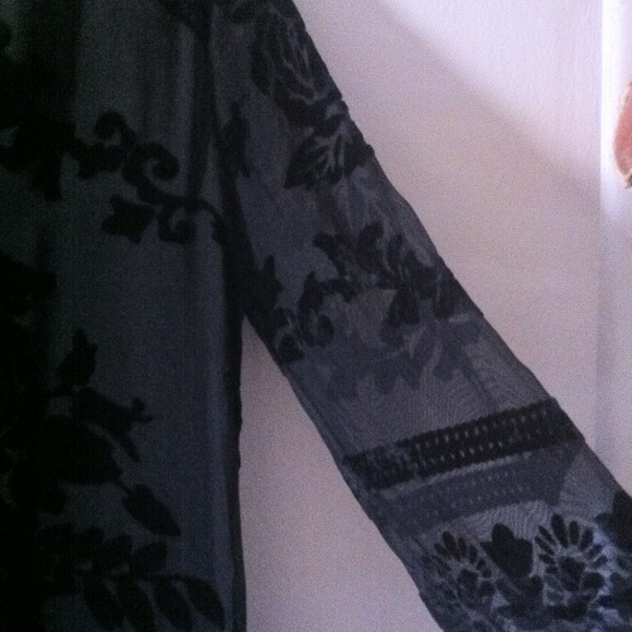 Black dress w/ Velvet flower pattern - Picture 3 of 3