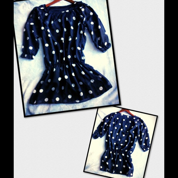 SOLD🌷🌸 Polka Dot Top - Picture 2 of 2