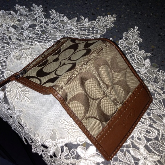 Coach Clutches & Wallets - Authentic Ladies  Coach Signature Wallet