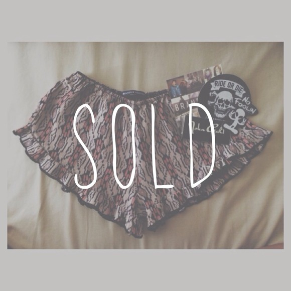 ✖️SOLD✖️BRANDY MELVILLE VODI SHORTS ❤️❤️