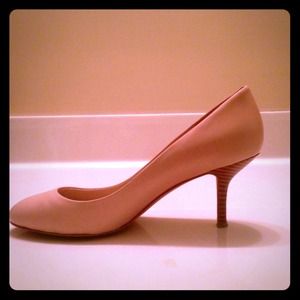 Women's tan heels ✳️staple for any closet!✳️