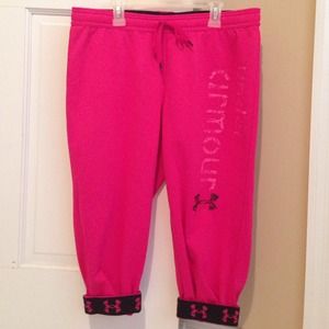 💥SOLD💥 Under Armour semi fitted crops