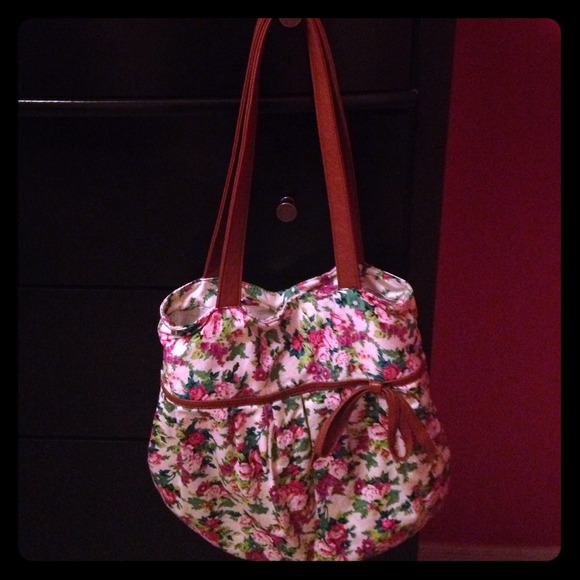 Floral tote. Has two little pockets inside