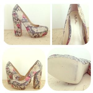 🎉SALE🎉 MIA snake print platform high heels. Sz10