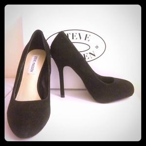 Black suede Steve Madden pumps