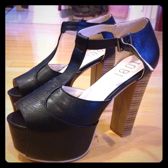 Jessica Simpson Dany inspired. Fits true to size.
