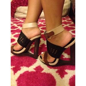 🆕 BCBGMAXAZRIA Architectural Cut Out Wedge Sandal