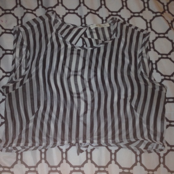 B&W Striped cropped blouse!