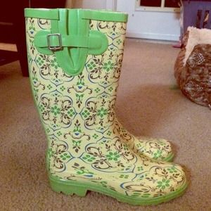 Size 7 light yellow rainboots