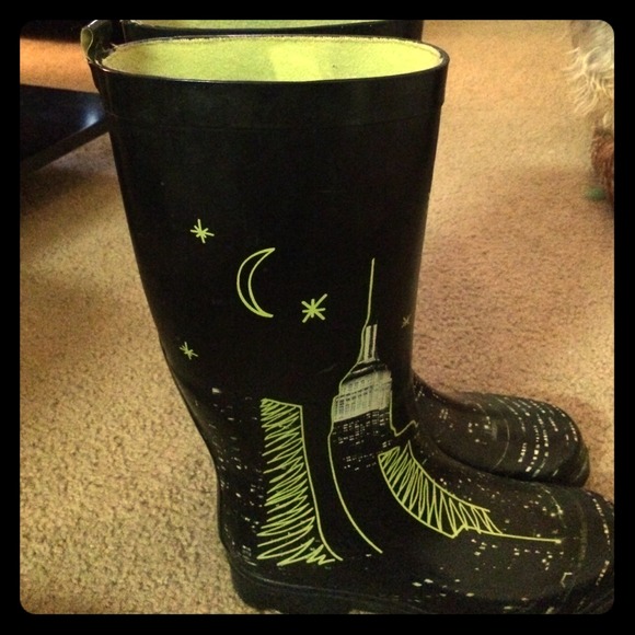 Bundle rain boots and LRD!!