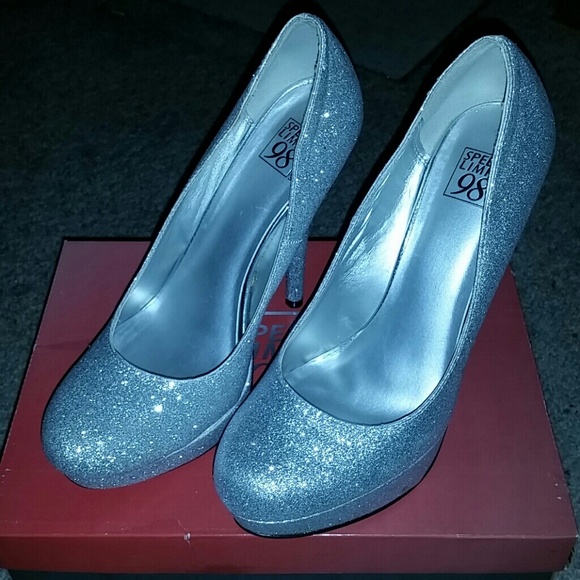 Silver glitter pumps. GREAT CONDITION!