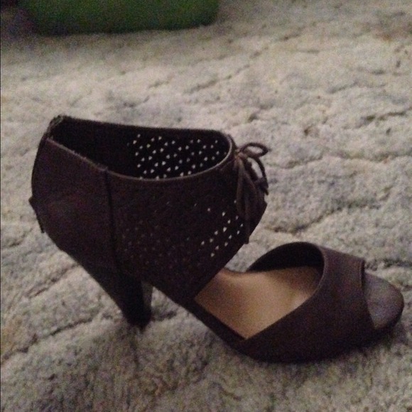 Shoes. Accurate color. Sold.Display accurate color