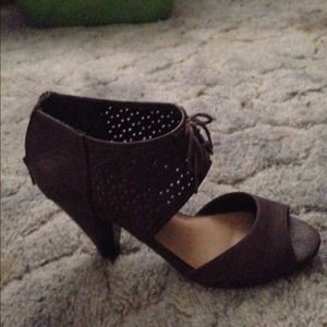 Shoes. Accurate color. Sold.Display accurate color