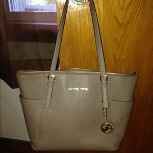 Michael Kors Jet Set Top-Zip Saffiano Tote