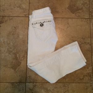 White Daytrip Brand Capris