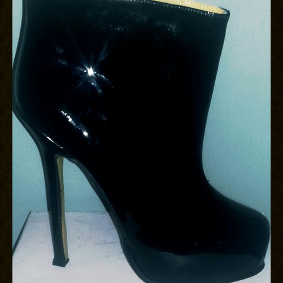 Yves Saint Laurent torbtoo boots leather patent