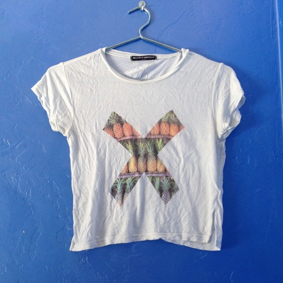 🚫TRADED🚫 Brandy Melville Pineapple X crop top