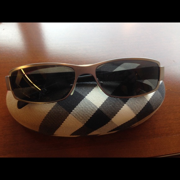 BURBERRY original sunglasses never worn👓