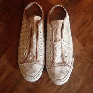 Converse tennis shoes