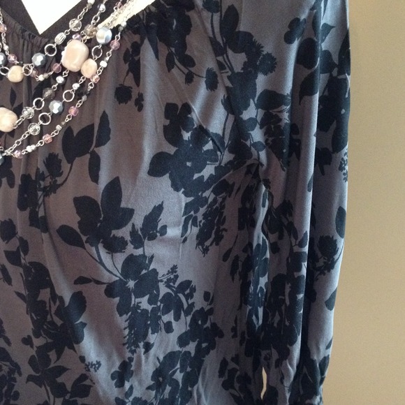 ❌sold in bundle❌Black floral stretch peasant top - Picture 2 of 2