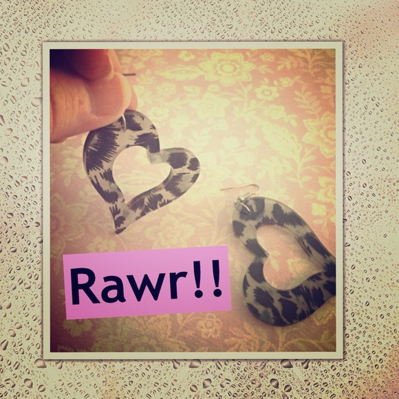 Awesome Heart earrings black & white