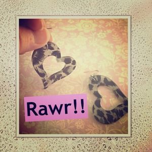 Awesome Heart earrings black & white