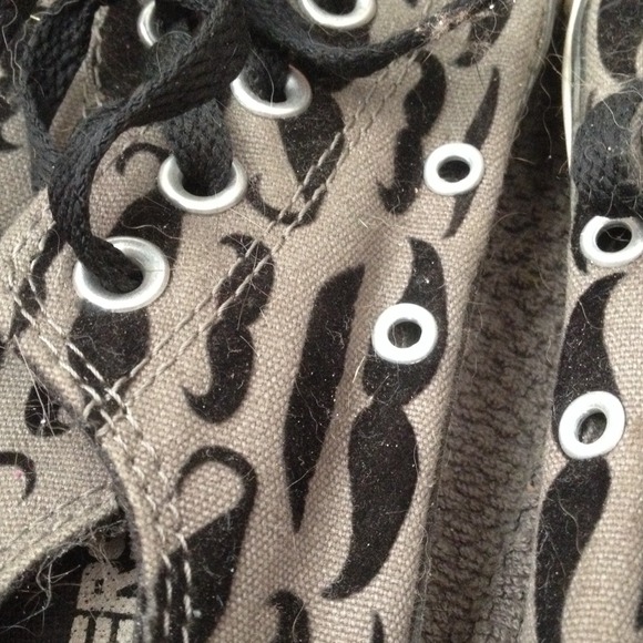 Mustache converse! - Picture 2 of 4