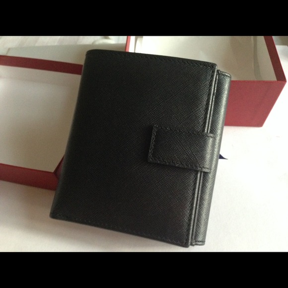 BNIB Ferragamo black saffiano leather wallet - Picture 2 of 4