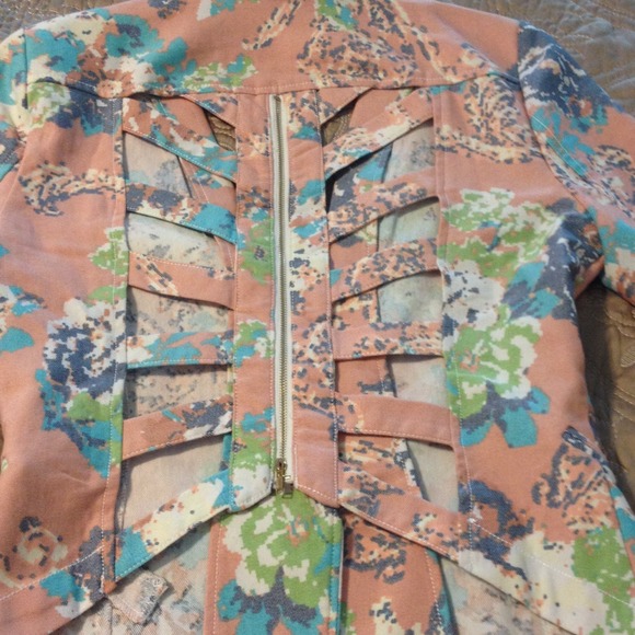 DONATED————-Floral Pixelated Cutout Blazer! - Picture 4 of 4