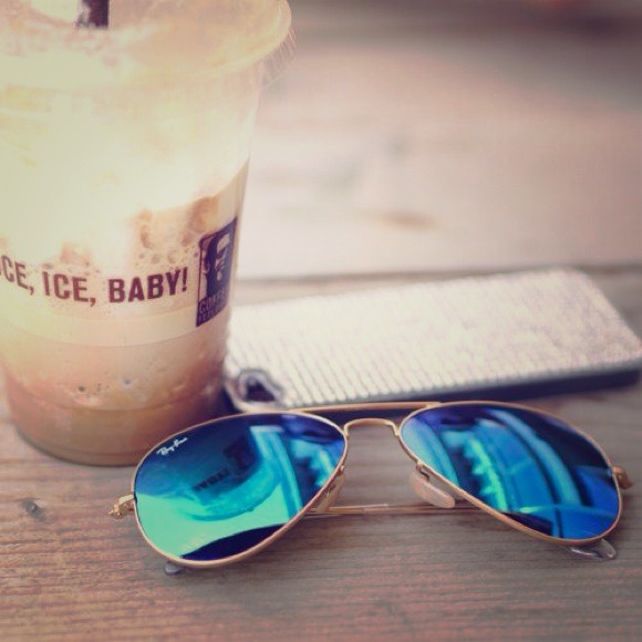 Ray-Ban Accessories - Ray bans aviators turn from green to blue