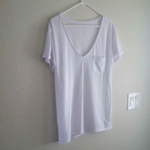 👰American eagle white v-neck