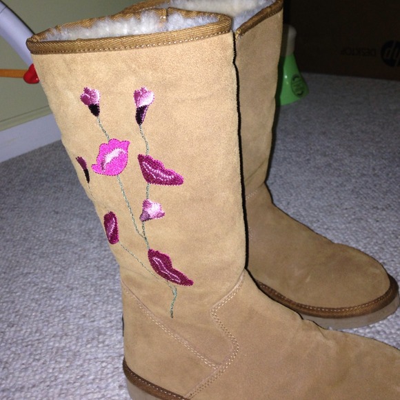 Brown boots with fur inside