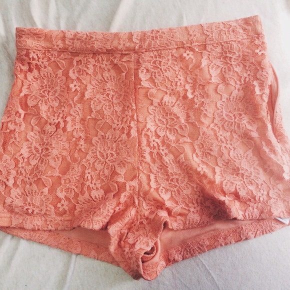 Coral lace floral shorts 🌺🌻
